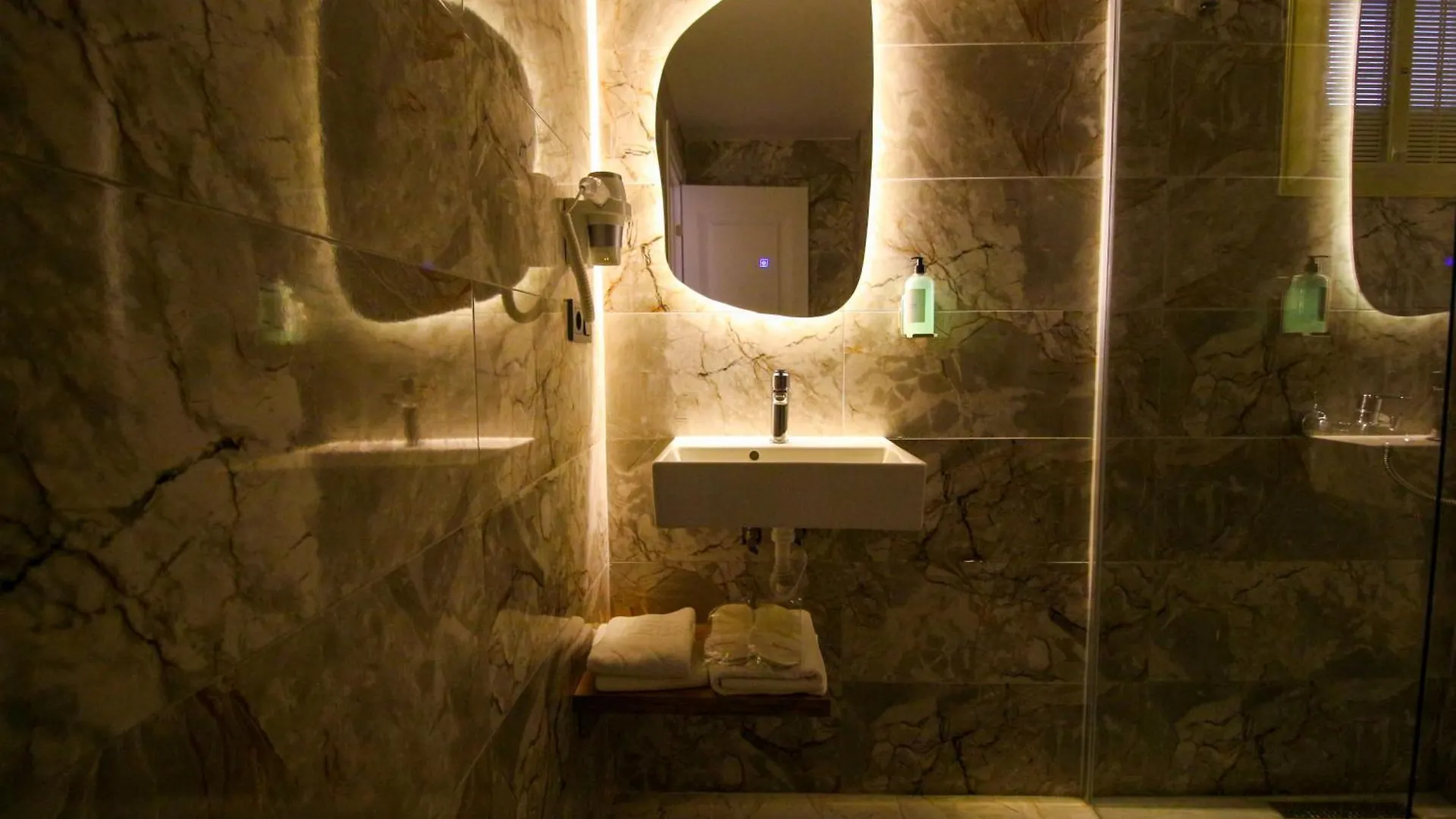Kaya Hotel Saw